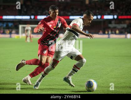 Sao Paulo, Brasilien. November 2024. Fußball – Brasilianische Meisterschaft – São Paulo gegen Atlético Paranaense – Morumbi Stadium. Spieler während des Spiels in Aktion. Quelle: Vilmar Bannach/Alamy Live News Stockfoto