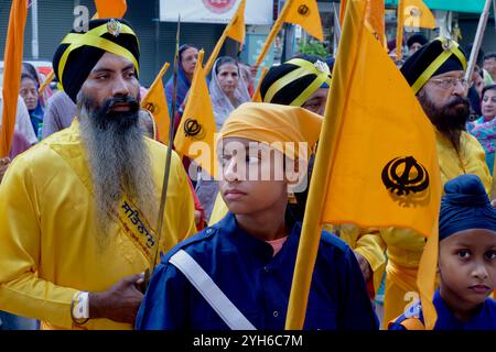 Sikhs im Siri Guru Singh Sabha Gurdwara in Pahurat, Bangkok, Thailand, feiert Guru Nanak Gurpurab, den Geburtstag des Gründers von Guru Nanak Stockfoto