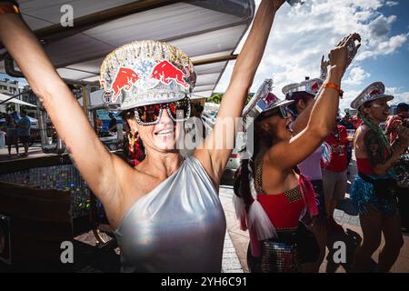 Tampa, Florida, USA. November 2024. Das Flugtag-Team, die Disco Dolls, bereiten sich vor und treffen sich im Inszenierungsbereich. (Kreditbild: © Dave Decker/ZUMA Press Wire) NUR REDAKTIONELLE VERWENDUNG! Nicht für kommerzielle ZWECKE! Stockfoto