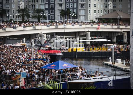 Tampa, Florida, USA. November 2024. Fans beobachten, wie Teams von der 27 Meter hohen Höhe geschoben werden. pier, wie 60.000 Einwohner und Besucher von Tampa schauen. (Kreditbild: © Dave Decker/ZUMA Press Wire) NUR REDAKTIONELLE VERWENDUNG! Nicht für kommerzielle ZWECKE! Stockfoto