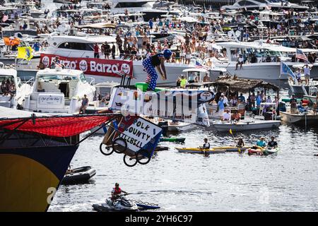 Tampa, Florida, USA. November 2024. Ein Flugtag-Team namens „Polk County Hillbillies“ wird von der 27 Meter hoch geschoben. pier, wie 60.000 Einwohner und Besucher von Tampa schauen. (Kreditbild: © Dave Decker/ZUMA Press Wire) NUR REDAKTIONELLE VERWENDUNG! Nicht für kommerzielle ZWECKE! Stockfoto