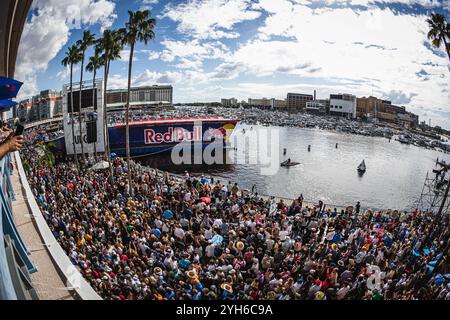 Tampa, Florida, USA. November 2024. Fans beobachten, wie Teams von der 27 Meter hohen Höhe geschoben werden. pier, wie 60.000 Einwohner und Besucher von Tampa schauen. (Kreditbild: © Dave Decker/ZUMA Press Wire) NUR REDAKTIONELLE VERWENDUNG! Nicht für kommerzielle ZWECKE! Stockfoto