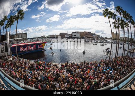 Tampa, Florida, USA. November 2024. Fans beobachten, wie Teams von der 27 Meter hohen Höhe geschoben werden. pier, wie 60.000 Einwohner und Besucher von Tampa schauen. (Kreditbild: © Dave Decker/ZUMA Press Wire) NUR REDAKTIONELLE VERWENDUNG! Nicht für kommerzielle ZWECKE! Stockfoto