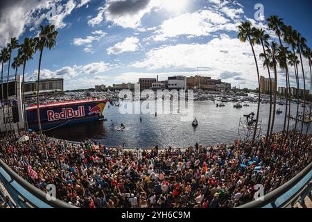 Tampa, Florida, USA. November 2024. Fans beobachten, wie Teams von der 27 Meter hohen Höhe geschoben werden. pier, wie 60.000 Einwohner und Besucher von Tampa schauen. (Kreditbild: © Dave Decker/ZUMA Press Wire) NUR REDAKTIONELLE VERWENDUNG! Nicht für kommerzielle ZWECKE! Stockfoto