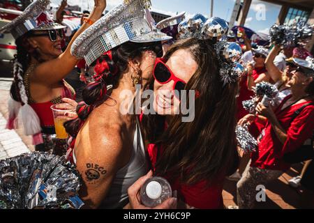 Tampa, Florida, USA. November 2024. Das Flugtag-Team, die Disco Dolls, bereiten sich vor und treffen sich im Inszenierungsbereich. (Kreditbild: © Dave Decker/ZUMA Press Wire) NUR REDAKTIONELLE VERWENDUNG! Nicht für kommerzielle ZWECKE! Stockfoto