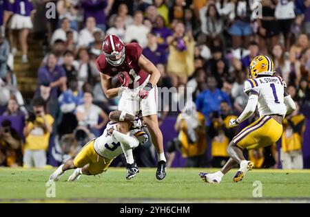 Baton Rouge, Louisiana, USA. November 2024. 9. November 2024: Baton Rouge, LA, USA – Alabama Crimson Tide Tide Tight End CJ DIPPRE (81) wird im Tiger Stadium in Baton Rouge, LA, von der LSU TIGER Safety SAGE RYAN (3) bekämpft. (Credit Image: © Jerome Hicks/ZUMA Press Wire) NUR REDAKTIONELLE VERWENDUNG! Nicht für kommerzielle ZWECKE! Stockfoto