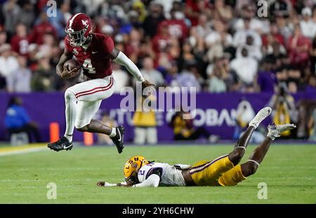 Baton Rouge, Louisiana, USA. November 2024. 9. November 2024: Baton Rouge, LA, USA – Alabama Crimson Tide Quarterback JALEN MILROE (4) springt an LSU TIGER Safety JARDIN GILBERT (2) während des Spiels zwischen den Alabama Crimson Tide und den LSU Tigers im Tiger Stadium in Baton Rouge, LA. (Credit Image: © Jerome Hicks/ZUMA Press Wire) NUR REDAKTIONELLE VERWENDUNG! Nicht für kommerzielle ZWECKE! Stockfoto