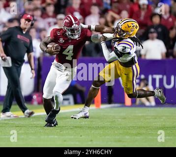 Baton Rouge, Louisiana, USA. November 2024. 9. November 2024: Baton Rouge, LA, USA – Alabama Crimson Tide Quarterback JALEN MILROE (4) stiftet im Tiger Stadium in Baton Rouge (LA) die LSU TIGER Safety JARDIN GILBERT (2) auf einem Lauf zwischen den Alabama Crimson Tide und den LSU Tigers. (Credit Image: © Jerome Hicks/ZUMA Press Wire) NUR REDAKTIONELLE VERWENDUNG! Nicht für kommerzielle ZWECKE! Stockfoto