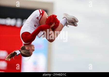 Bloomington, USA. November 2024. BLOOMINGTON, INDIANA – 9. NOVEMBER: Ein Cheerleader der Indiana University macht einen Flip während eines NCAA-Fußballspiels gegen Michigan am 9. November 2024 in Bloomington, Ind. ( Quelle: Jeremy Hogan/Alamy Live News) Stockfoto