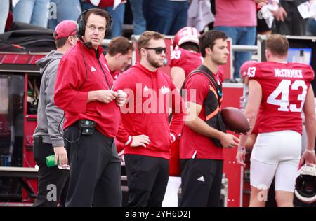 Bloomington, USA. November 2024. BLOOMINGTON, INDIANA – 9. NOVEMBER: Trainer der Indiana University Curt Cignetti trainiert gegen Michigan während eines NCAA-Fußballspiels am 9. November 2024 in Bloomington, Ind. ( Quelle: Jeremy Hogan/Alamy Live News) Stockfoto