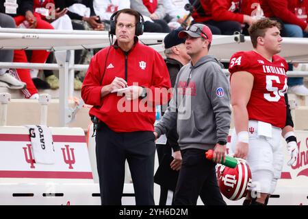 Bloomington, USA. November 2024. BLOOMINGTON, INDIANA – 9. NOVEMBER: Trainer der Indiana University Curt Cignetti trainiert gegen Michigan während eines NCAA-Fußballspiels am 9. November 2024 in Bloomington, Ind. ( Quelle: Jeremy Hogan/Alamy Live News) Stockfoto