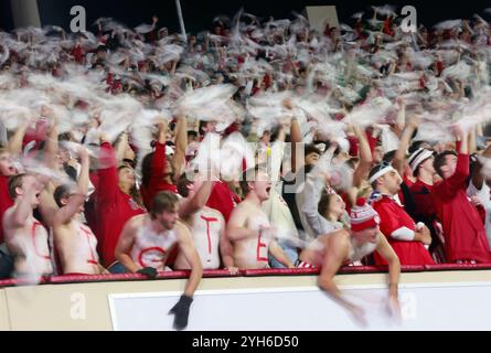 Bloomington, USA. November 2024. BLOOMINGTON, INDIANA – 9. NOVEMBER: Fans der Indiana University schreiben CIGTEN während eines NCAA-Fußballspiels gegen Michigan am 9. November 2024 in Bloomington, Ind. ( Quelle: Jeremy Hogan/Alamy Live News) Stockfoto