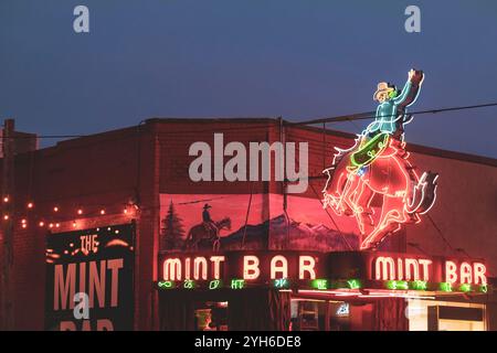Neonschild an der Mint Bar im Zentrum von Sheridan, Wyoming, USA Stockfoto