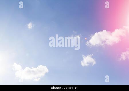 Weiße, luftige, wunderschöne Wolken an einem hellblauen Himmel. Klares, sonniges Wetter. Das Konzept der Umweltsicherheit und -Sauberkeit. Stockfoto