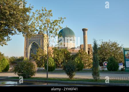 TASCHKENT, USBEKISTAN - 17. SEPTEMBER 2024: Atemberaubende blaue Kuppel und hoch aufragendes Minarett des Gur-e-Amir Mausoleums, der Grabstätte des Eroberers Timur Stockfoto