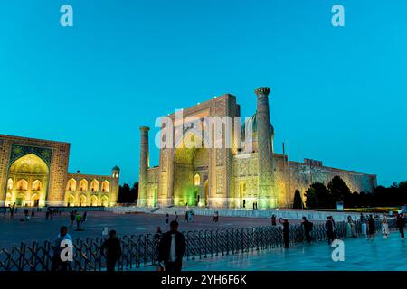 SAMARKAND, USBEKISTAN - 17. SEPTEMBER 2024: Der Registan-Platz in Samarkand, Usbekistan, beleuchtet unter dem Abendhimmel. Stockfoto