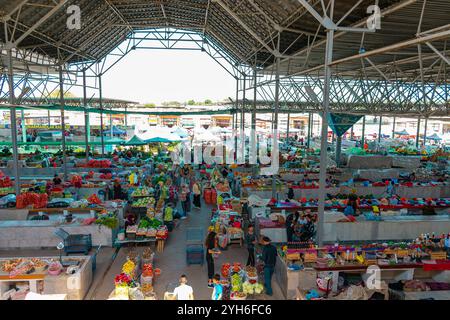 SAMARKAND, USBEKISTAN;18,SEPTIEMBRE,2024: Der pulsierende Marktplatz in Samarkand, Usbekistan, entlang der historischen Seidenstraße. Stockfoto