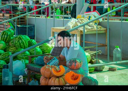 SAMARKAND,USBEKISTAN;18,SEPTIEMBRE,2024:Männer verkaufen ihre Waren auf einem geschäftigen Markt in Samarkand, Usbekistan, einer Stadt voller Geschichte Stockfoto