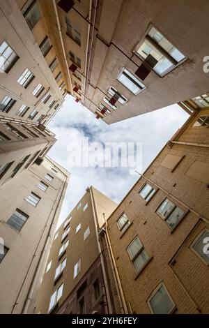 Blick von einem Innenhof in einem Gebäude in den Himmel, mit einer konvergierenden Perspektive Stockfoto