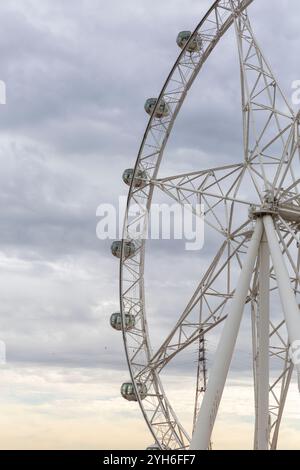 Das Melbourne Eye, die Ferris und das Aussichtsrad in Docklands, Melbourne an einem bewölkten Wintertag Stockfoto