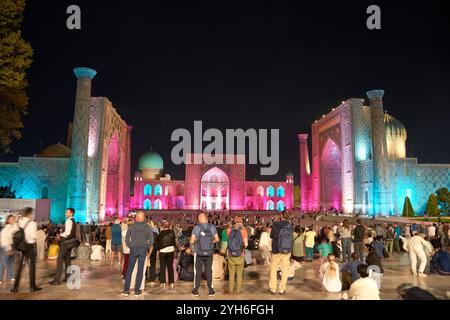 SAMARKAND, USBEKISTAN - 17. SEPTEMBER 2024: Der Registan-Platz in Samarkand, Usbekistan, beleuchtet unter dem Abendhimmel. Stockfoto