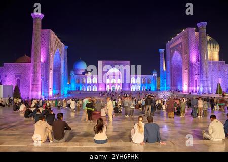 SAMARKAND, USBEKISTAN - 17. SEPTEMBER 2024: Der Registan-Platz in Samarkand, Usbekistan, beleuchtet unter dem Abendhimmel. Stockfoto