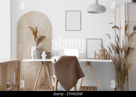Moderner Arbeitsplatz mit Laptop, Wohnkultur und Klappbildschirm Stockfoto