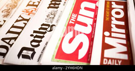 Schlagzeilen internationaler Boulevardzeitungen aus Großbritannien am Zeitungskiosk. Britische Publikationen The Sun, Daily Mirror, Daily Mail und Daily Express. Stockfoto