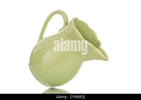 Eine Keramikkanne, Makro, isoliert auf weißem Hintergrund. Stockfoto