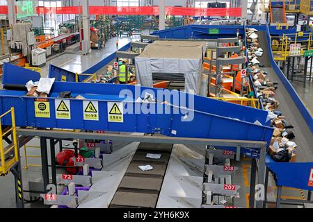 ZAOZHUANG, CHINA - 10. NOVEMBER 2024 - Mitarbeiter arbeiten an einer Montagelinie im Netzwerkbetriebszentrum der Lieferabteilung der China Post Group Co Stockfoto