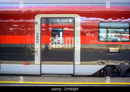 innsbruck, österreich, 07. november 2024, barrierefreie Tür beim neuen railjet im Bahnhof Copyright: xx Stockfoto