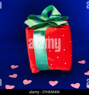 Rote Geschenkbox auf blauem Hintergrund zum valentinstag. Stockfoto