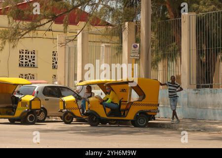 Havanna, Kuba, 2024. April 17. Coco-Taxifahrer warten darauf, Passagiere auf einer Straße abzuholen und ruhen sich in ihren geparkten Fahrzeugen aus. Das sind Coco der neuen Generation Stockfoto