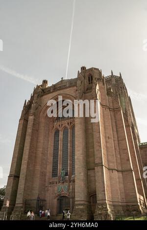 Liverpool, Großbritannien - 07. Oktober 2023 - Außenarchitektur der Kathedrale Kirche Christi in Liverpool mit blauem Himmel Hintergrund. Es ist der größte Ang Stockfoto