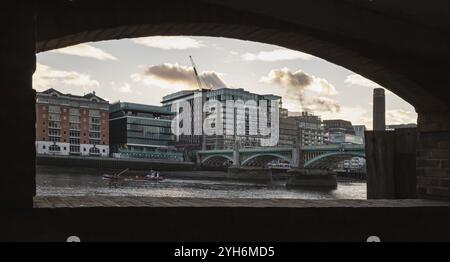 London, Großbritannien - 07. November 2023 - Blick auf die Southwark Bridge (früher Queen Street Bridge) über die Themse mit modernen Gebäuden im Hintergrund Stockfoto