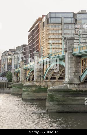 London, Großbritannien - 07. November 2023 - Blick auf die Southwark Bridge (früher Queen Street Bridge) über die Themse mit modernen Gebäuden im Hintergrund Stockfoto