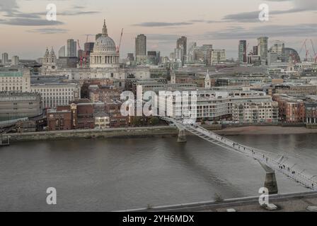 London, Großbritannien - 07. November 2023 - aus der Vogelperspektive auf die St. Paul Cathedral und die Wolkenkratzer mit der Themse und der Millennium Bridge im Vordergrund vor Sonnenuntergang. Stockfoto