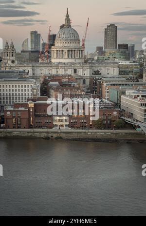 London, Großbritannien - 07. November 2023 - aus der Vogelperspektive der Stadt London auf der anderen Seite der Themse, mit St.. Pauls Kathedrale erhebt sich über alles andere Stockfoto