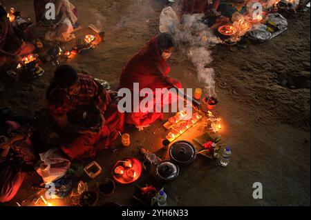 Rakher Upobash Ritual Festival in Bangladesch Hindu-Anhänger sitzen zusammen zum Rakher Upobash Festival im Loknath Tempel. Lokenath Brahmachari, der Baba Lokenath genannt wird, war ein Hindu-heiliger und Philosoph aus Bengalen aus dem 18. Jahrhundert. Am 9. November 2024 in Sylhet, Bangladesch. Sylhet Sylhet Bangladesch Copyright: XMdxRafayatxHaquexKhanx Stockfoto