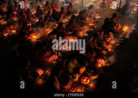 Rakher Upobash Ritual Festival in Bangladesch Hindu-Anhänger sitzen zusammen zum Rakher Upobash Festival im Loknath Tempel. Lokenath Brahmachari, der Baba Lokenath genannt wird, war ein Hindu-heiliger und Philosoph aus Bengalen aus dem 18. Jahrhundert. Am 9. November 2024 in Sylhet, Bangladesch. Sylhet Sylhet Bangladesch Copyright: XMdxRafayatxHaquexKhanx Stockfoto