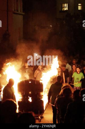 Hatherleigh, Devon, Großbritannien. 9. November 2024. Hatherleigh Karneval und Teerfässer. Jährlicher Hatherleigh-Karneval mit brennenden Teerfässern und einer Fackelprozession. Hinweis: Nidpor/Alamy Live News Stockfoto