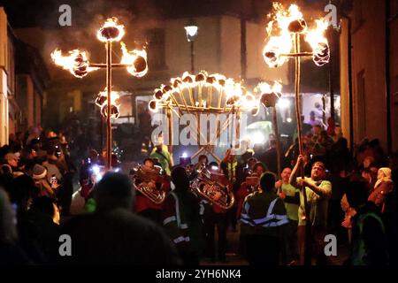 Hatherleigh, Devon, Großbritannien. 9. November 2024. Hatherleigh Karneval und Teerfässer. Jährlicher Hatherleigh-Karneval mit brennenden Teerfässern und einer Fackelprozession. Hinweis: Nidpor/Alamy Live News Stockfoto