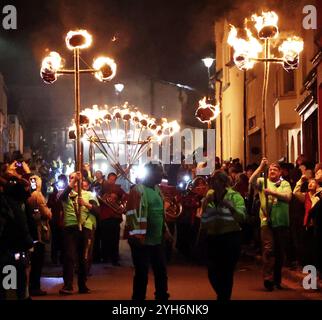 Hatherleigh, Devon, Großbritannien. 9. November 2024. Hatherleigh Karneval und Teerfässer. Jährlicher Hatherleigh-Karneval mit brennenden Teerfässern und einer Fackelprozession. Hinweis: Nidpor/Alamy Live News Stockfoto