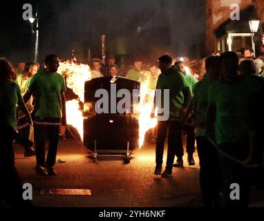 Hatherleigh, Devon, Großbritannien. 9. November 2024. Hatherleigh Karneval und Teerfässer. Jährlicher Hatherleigh-Karneval mit brennenden Teerfässern und einer Fackelprozession. Hinweis: Nidpor/Alamy Live News Stockfoto