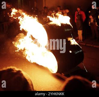 Hatherleigh, Devon, Großbritannien. 9. November 2024. Hatherleigh Karneval und Teerfässer. Jährlicher Hatherleigh-Karneval mit brennenden Teerfässern und einer Fackelprozession. Hinweis: Nidpor/Alamy Live News Stockfoto