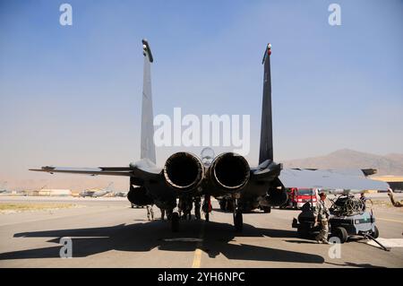 Ein F-15E Strike Eagle vom Luftwaffenstützpunkt Seymour Johnson, North Carolina, befindet sich auf der Landebahn des Kabul International Airport, Kabul, Afghanistan S Stockfoto