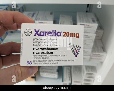 XARELTO Schachtel mit RIVAROXABAN Wirkstoff von BAYER zur Vorbeugung und Behandlung von Blutgerinnseln und Schlaganfällen. Stockfoto
