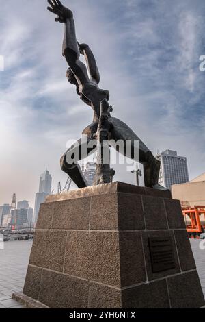 Rotterdam, NL - 10. Okt 2021: Die zerstörte Stadt ist eine Bronzeskulptur zur Erinnerung an den deutschen Bombenanschlag auf Rotterdam am 14. Mai 1940, der zum Abschluß gebracht wurde Stockfoto