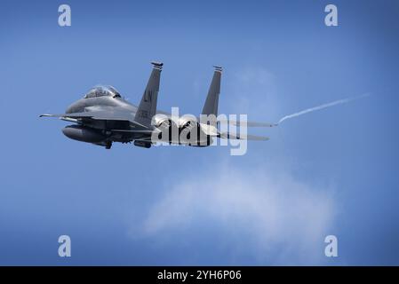 Ein F-15E Strike Eagle, der der 492nd Fighter Squadron zugeordnet ist, fliegt am 10. Mai über der Royal Air Force Lakenheath in England. Der 492. Zug fährt regelmäßig nach ens Stockfoto