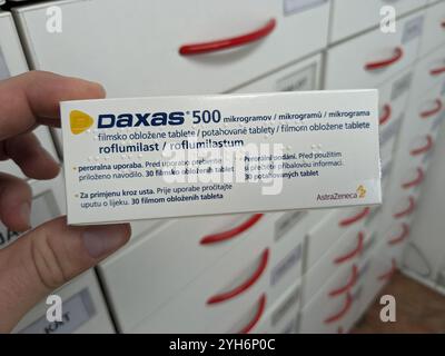 DAXAS Box des Medikaments mit ROFLUMILAST Wirkstoff von ASTRAZENECA, verwendet zur Behandlung der chronisch obstruktiven Lungenerkrankung (COPD). Stockfoto